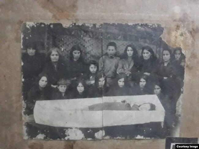 მგლოვიარე ქალები 16 წლის გოგოს ცხედართან. ფოტო ოთო შენგელიას არქივიდან.